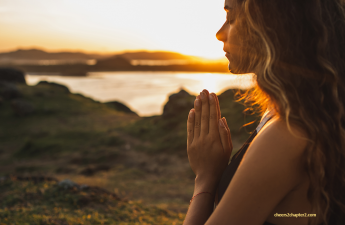 woman meditating in way to practice gratitude